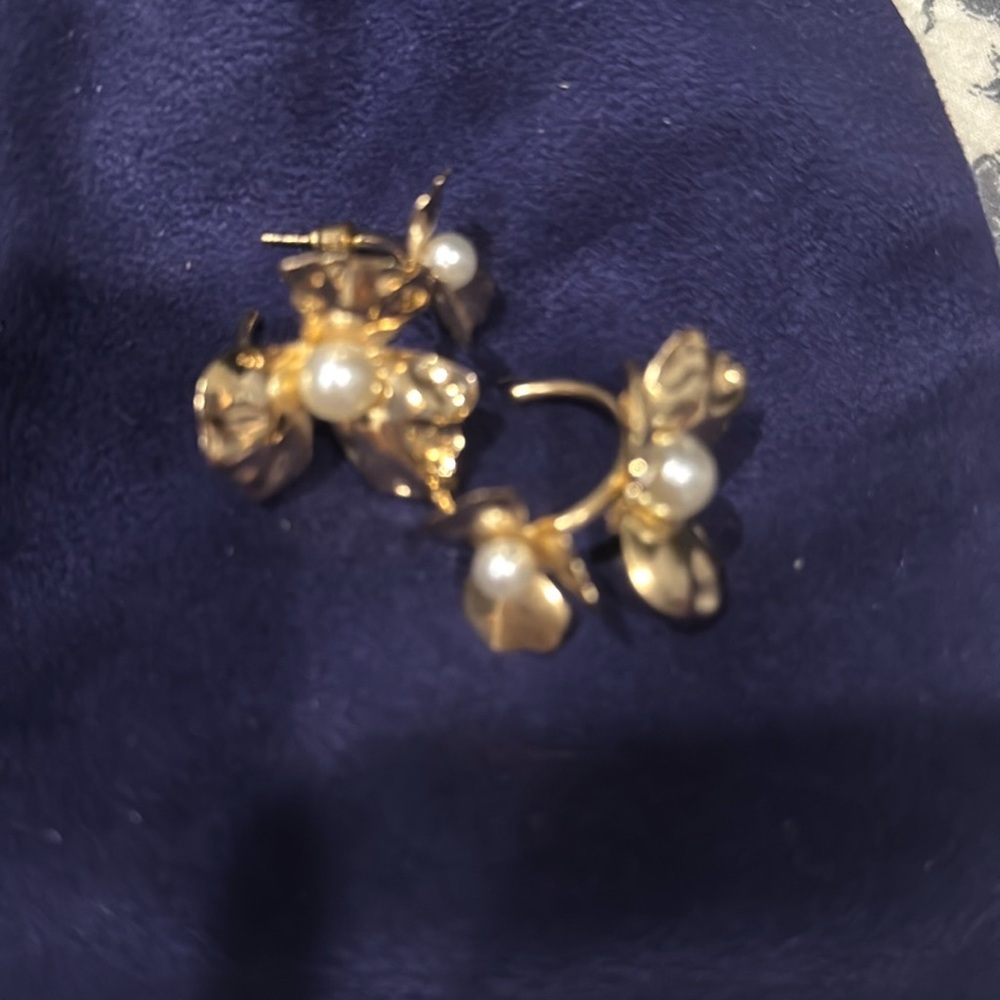 Yellow gold flower earrings